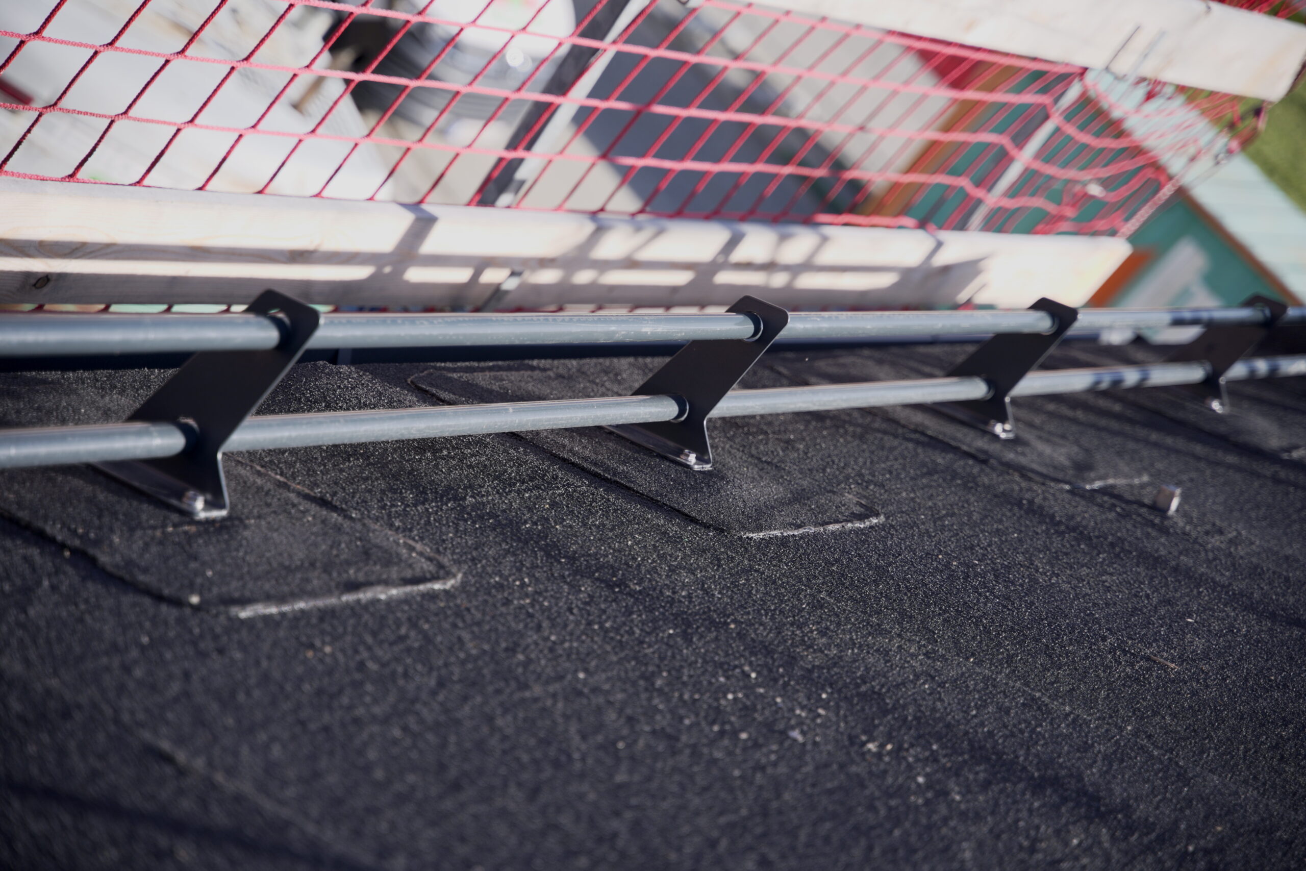 Dieses Bild zeigt den GSF Sailerhalter zweifach Bitumen N montiert mit Sailerrohre.