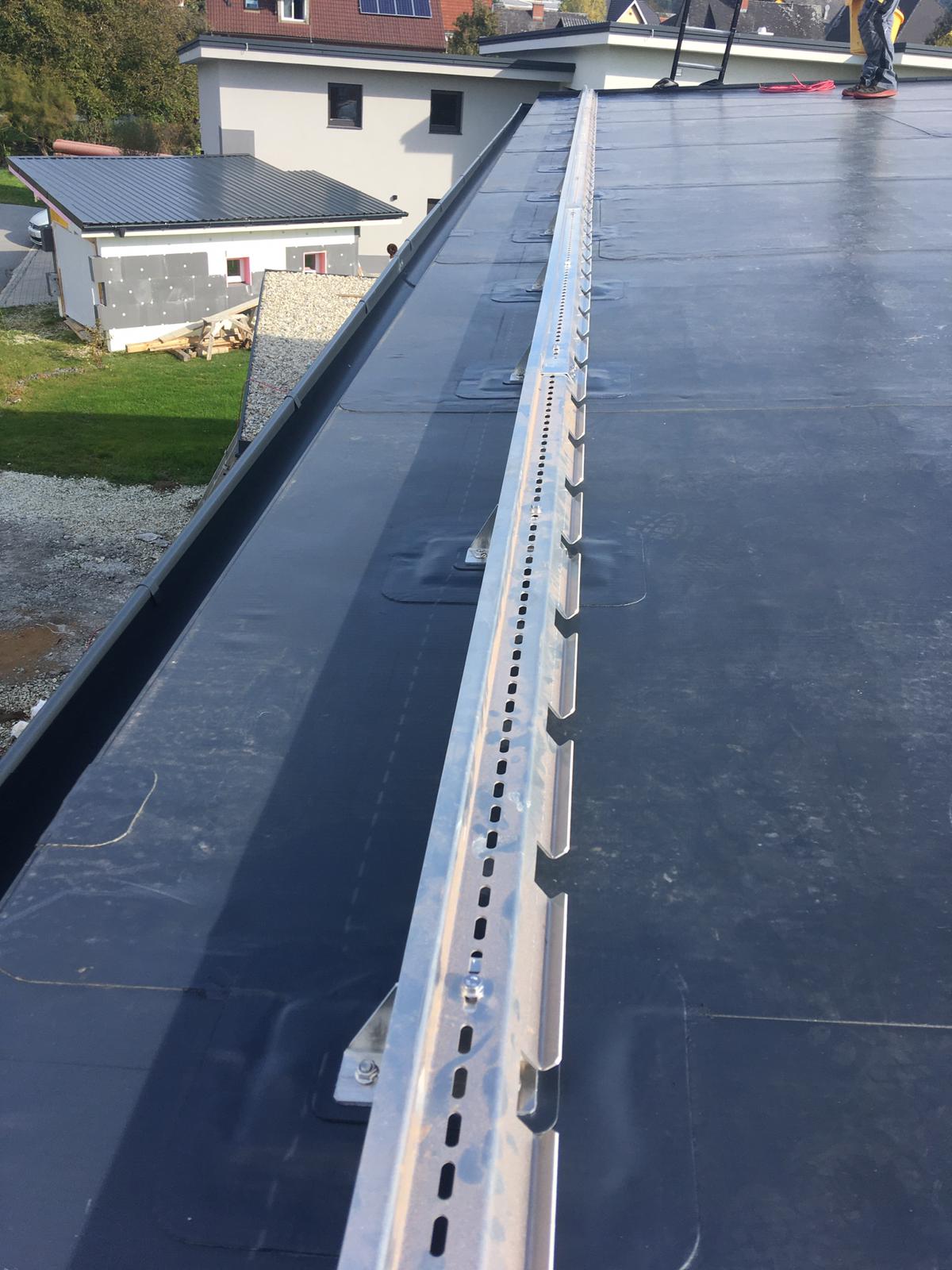 Dieses Bild zeigt den GSF Schneehalter mit Schiene montiert.