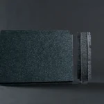 Dieses Bild zeigt die Fassade in tiefschwarz.